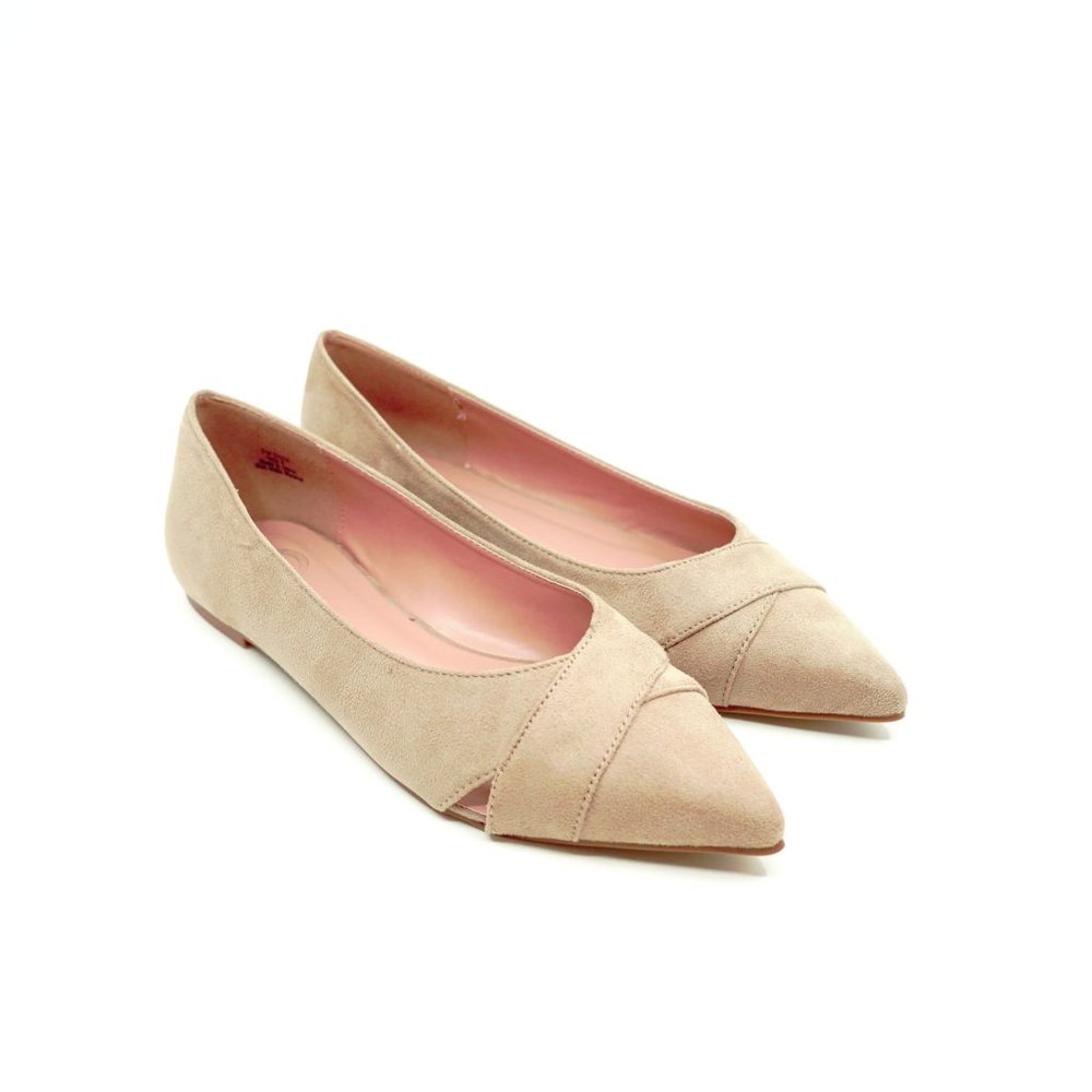 Journee Collection Winslo Pointed Toe Flats. 8 (nude/taupe)